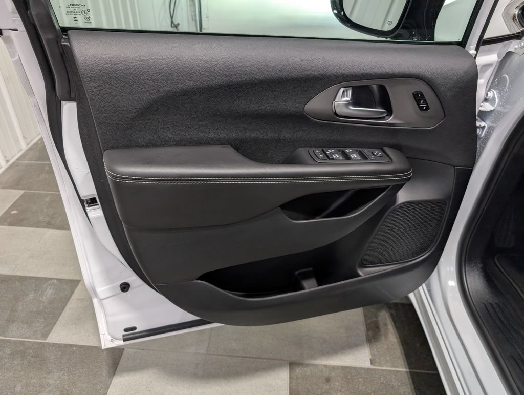 Used 2027 Chrysler Pacifica Select FWD image 13