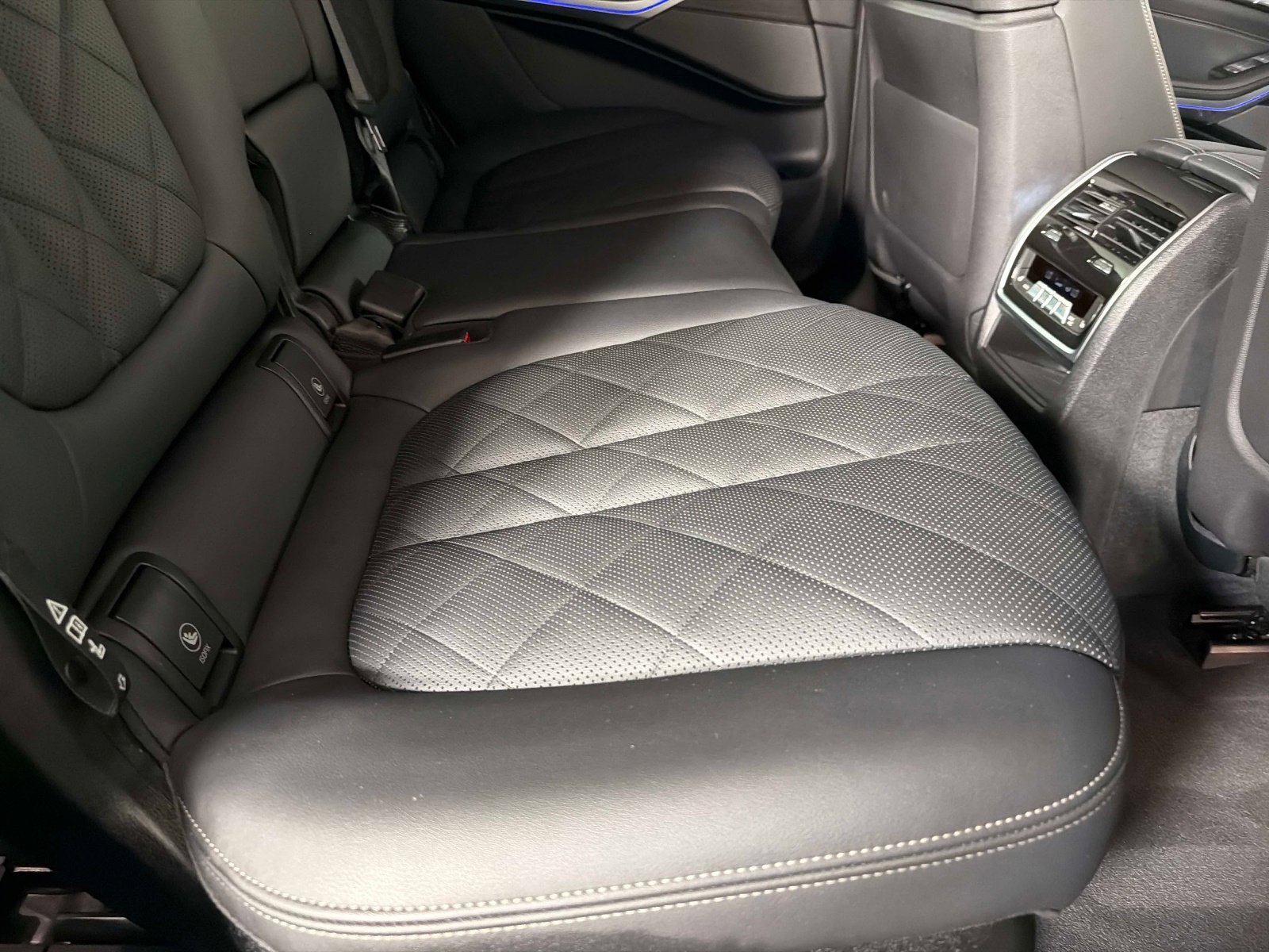 Used 2024 BMW X7 xDrive40i w/ Premium Package AWD/4WD image 28