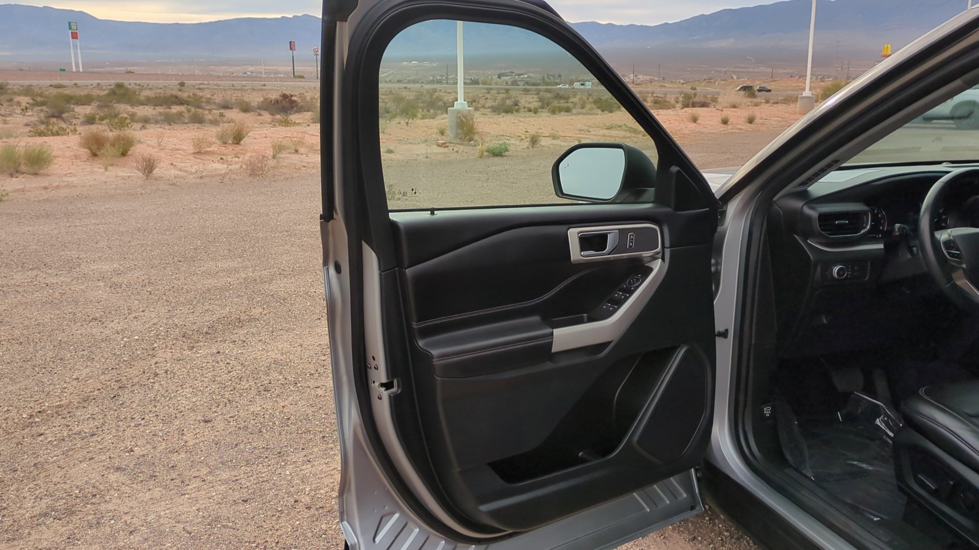 Used 2022 Ford Explorer XLT w/ Equipment Group 202A image 13