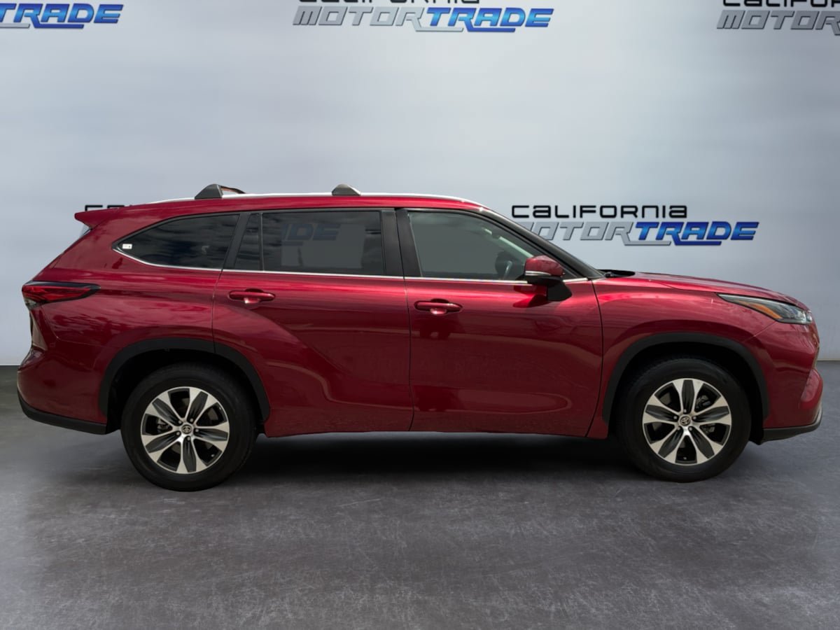 Used 2023 Toyota Highlander XLE FWD image 4