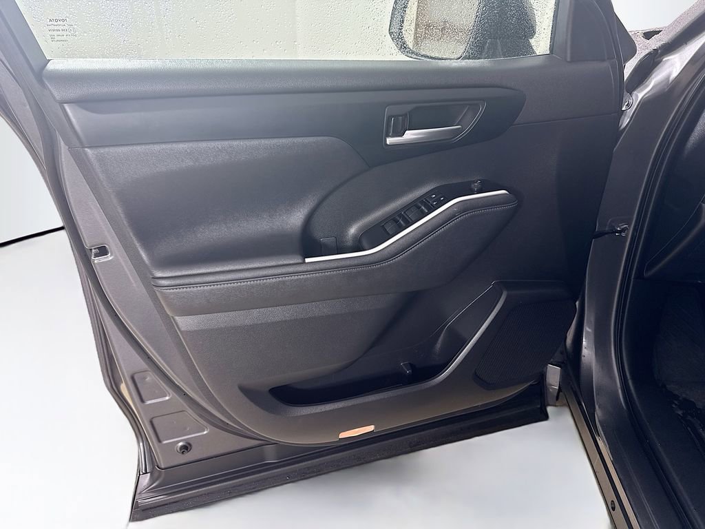 Used 2023 Toyota Highlander XLE image 11