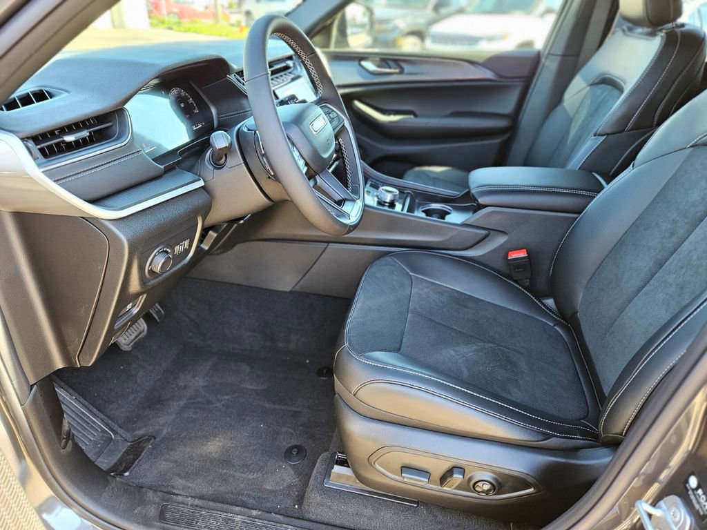 New 2025 Jeep Grand Cherokee Altitude image 17