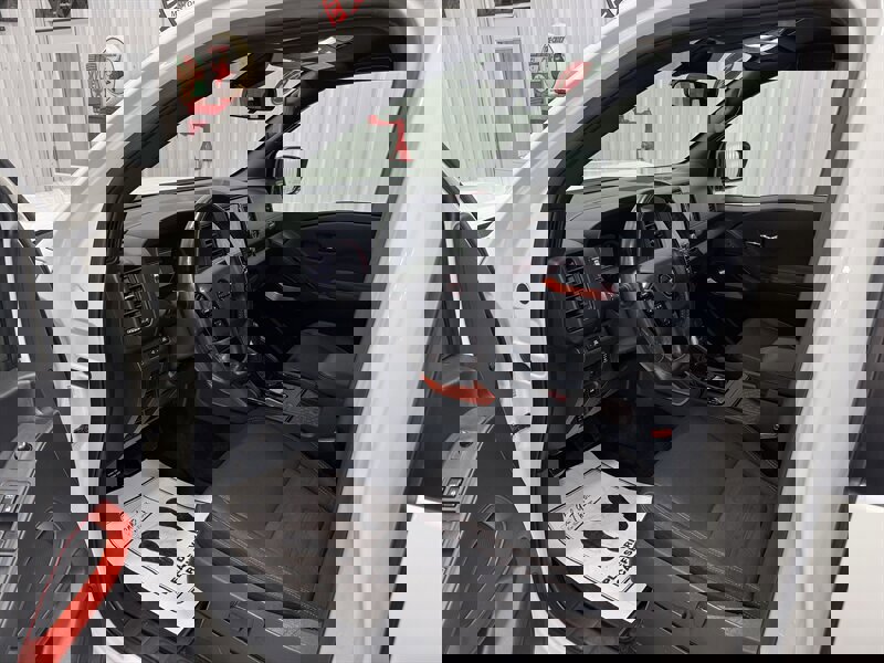 Used 2022 Nissan Frontier PRO-4X image 6