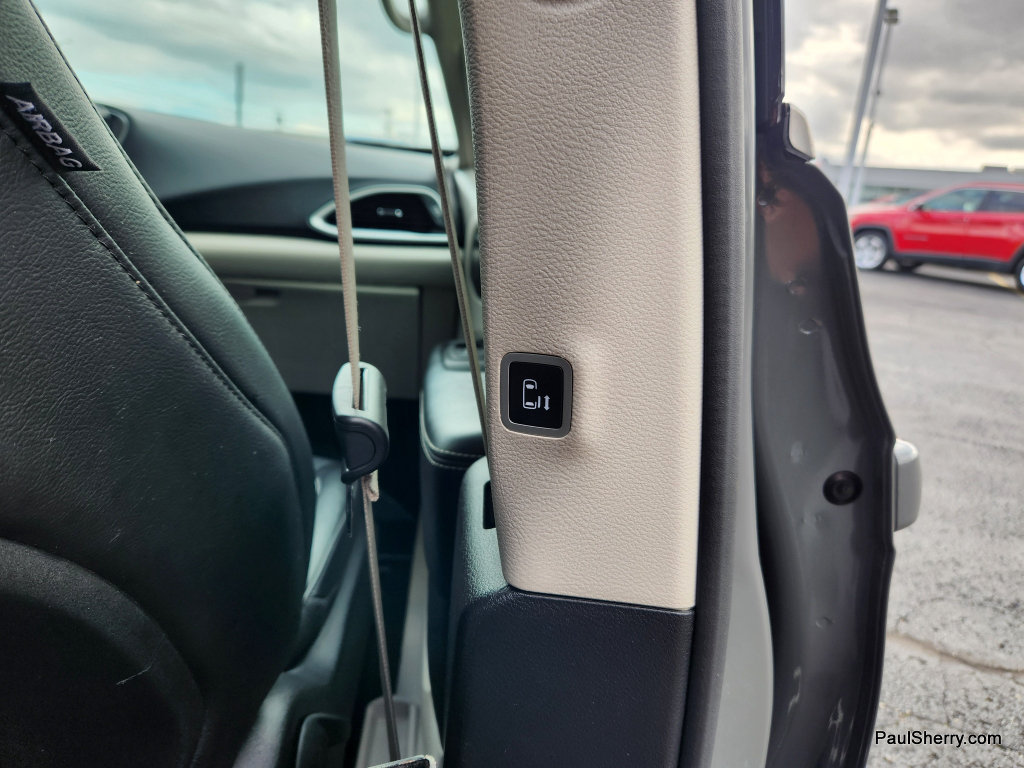 Used 2022 Chrysler Pacifica Touring-L FWD image 26