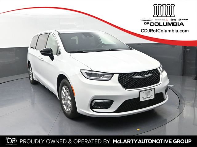 New 2026 Chrysler Pacifica Select