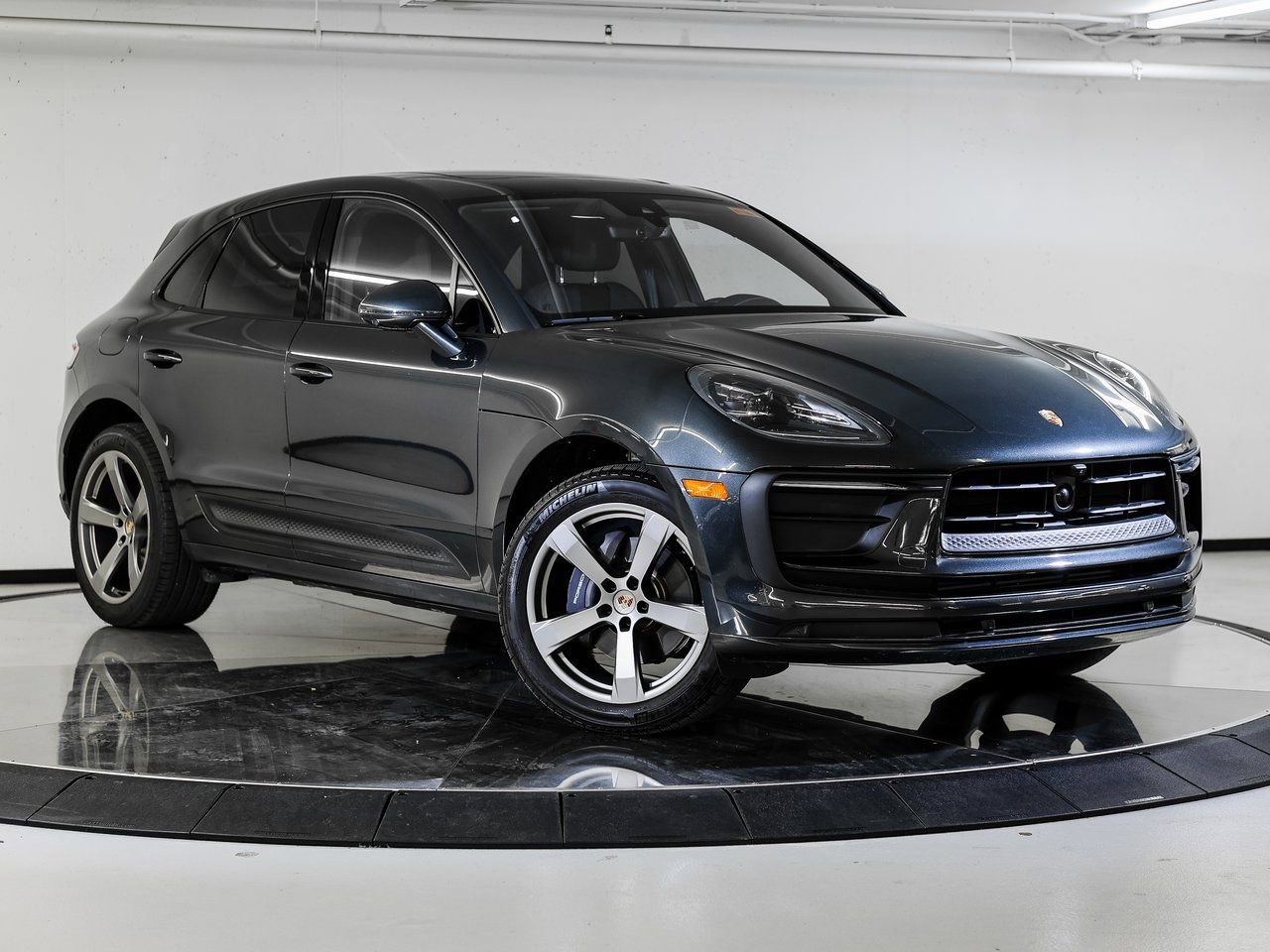 Certified 2025 Porsche Macan image 9
