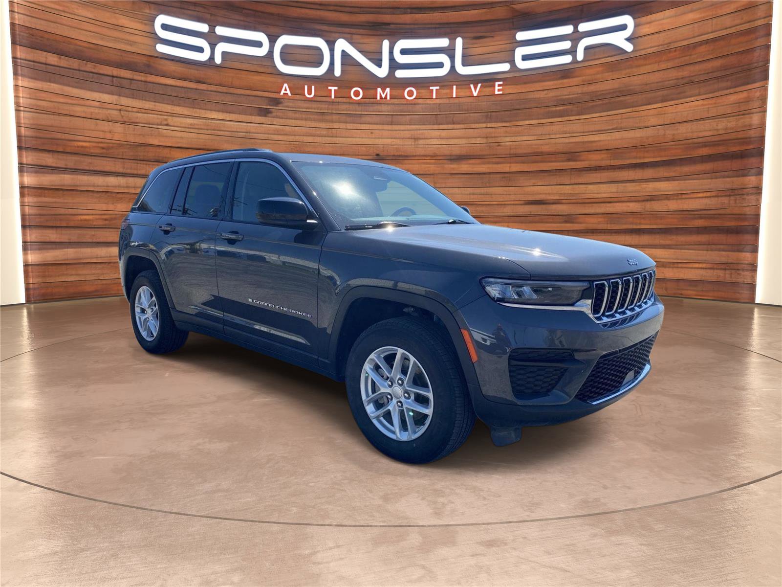 Used 2023 Jeep Grand Cherokee Laredo image 9
