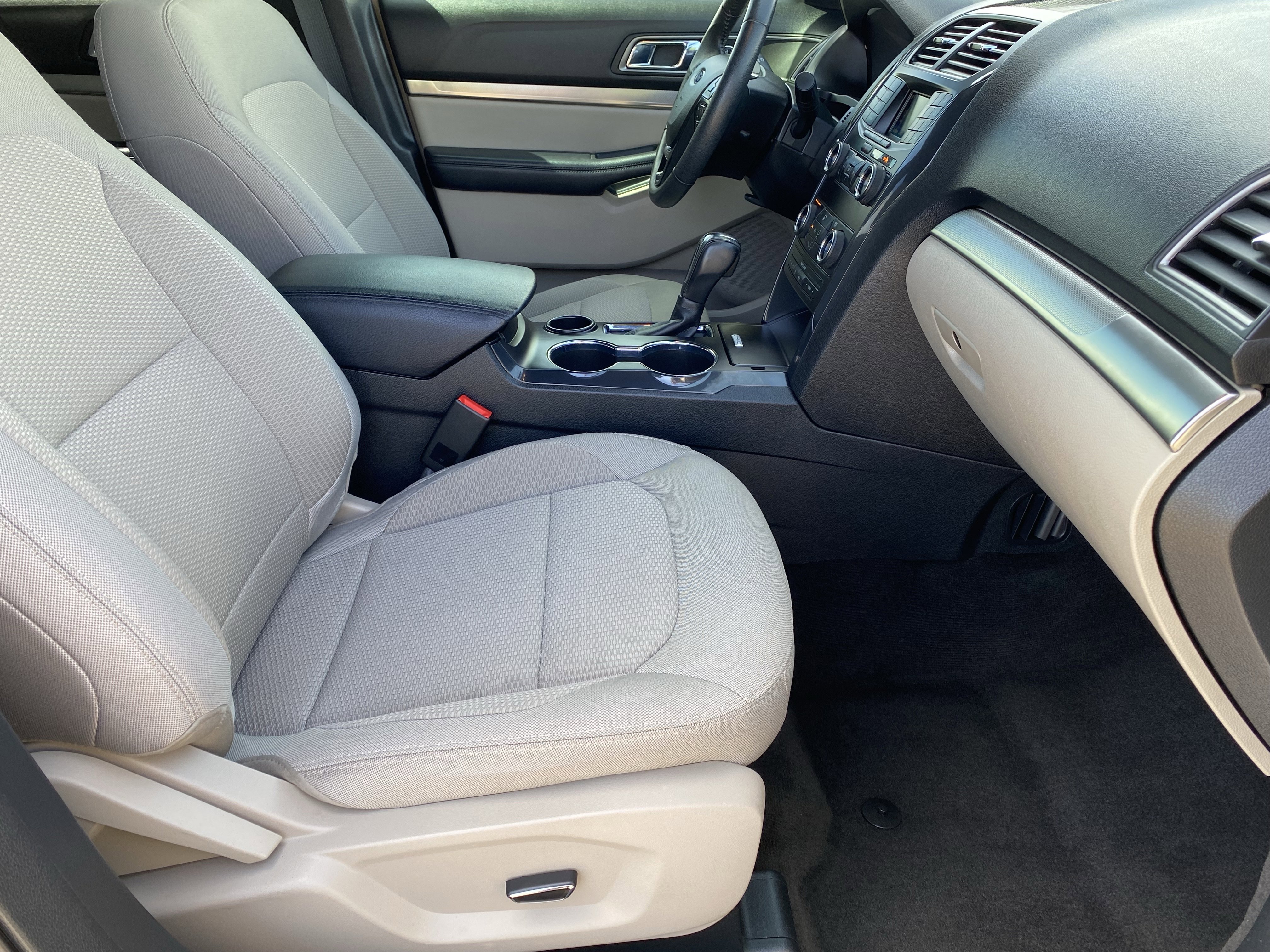 Used 2018 Ford Explorer XLT image 11