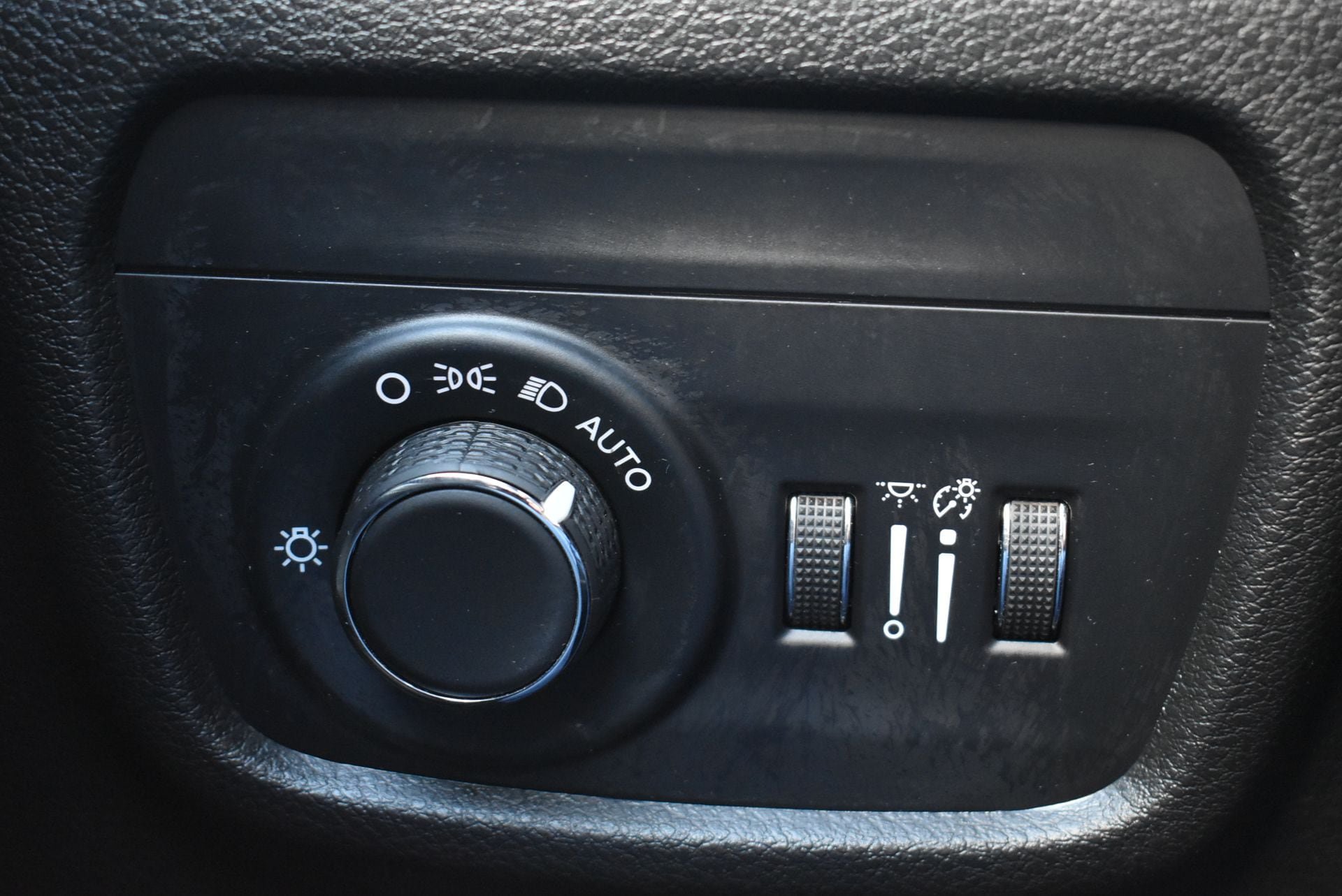 Used 2023 Jeep Grand Cherokee Altitude AWD/4WD image 18