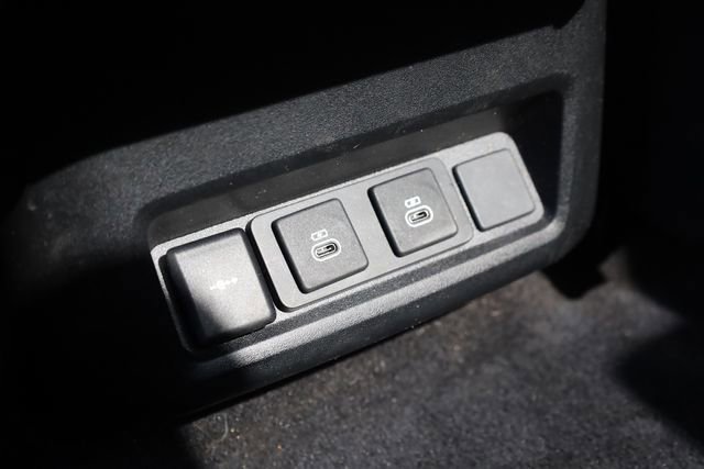 Used 2024 Land Rover Discovery Dynamic SE image 28