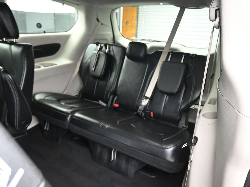 Used 2022 Chrysler Pacifica Touring-L image 39