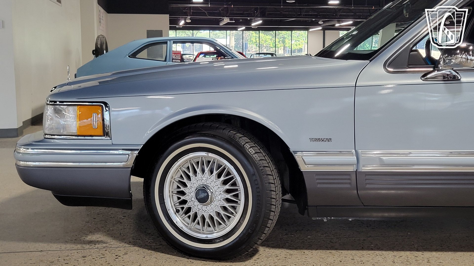 Used 1993 Lincoln Town Car Signature RWD image 24