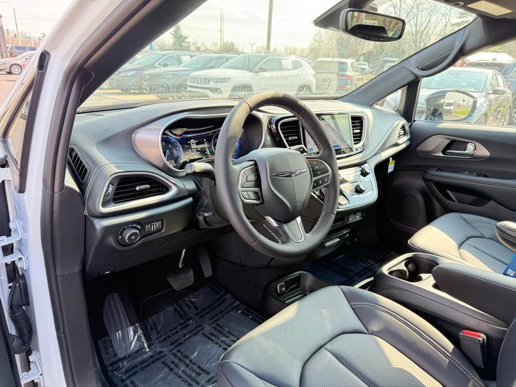 New 2025 Chrysler Pacifica Select FWD image 14