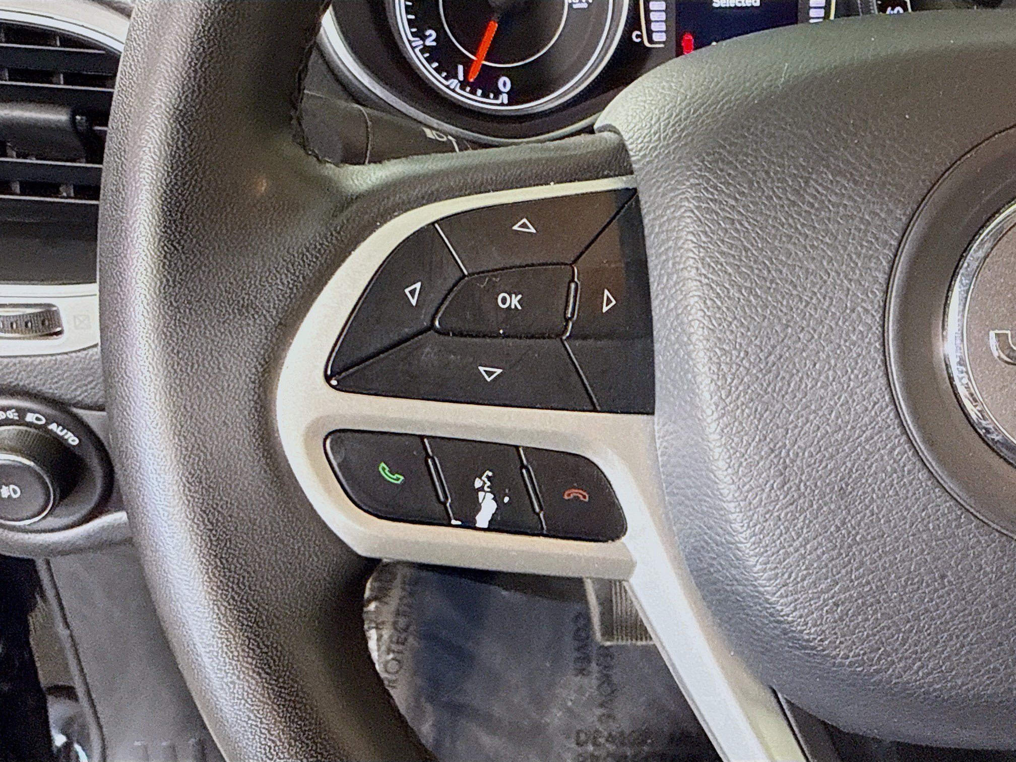 Used 2022 Jeep Cherokee Latitude AWD/4WD image 14