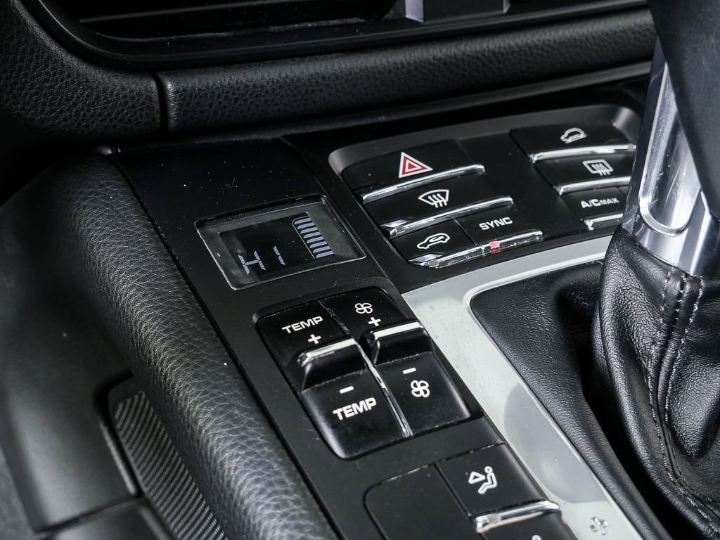 Certified 2020 Porsche Macan image 17