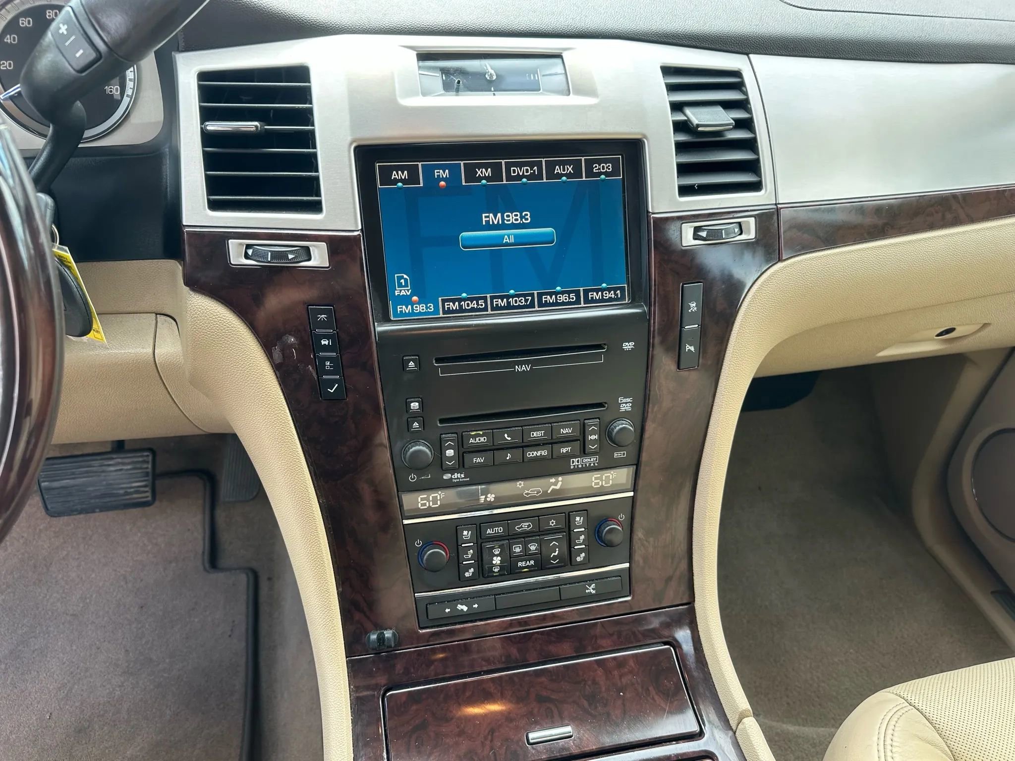 Used 2010 Cadillac Escalade Premium image 33