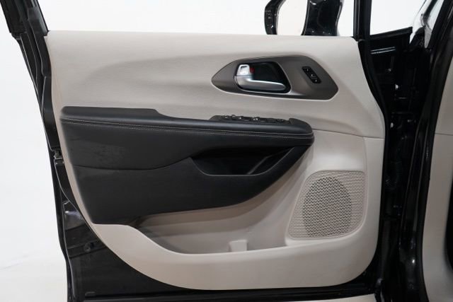 Used 2024 Chrysler Pacifica Touring-L image 19