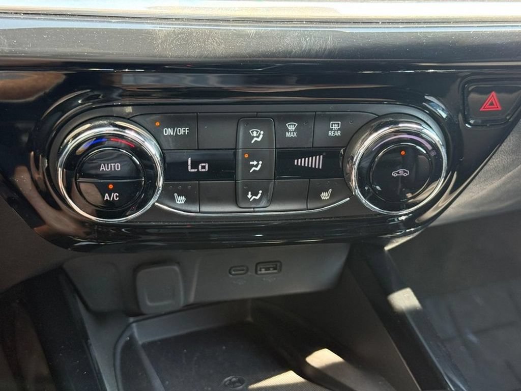Used 2025 Chevrolet Trax RS w/ Sunroof Package FWD image 26