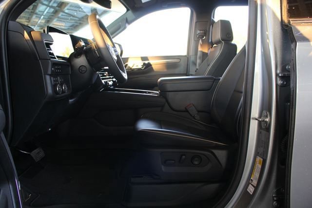 Used 2025 Chevrolet Suburban Premier image 9