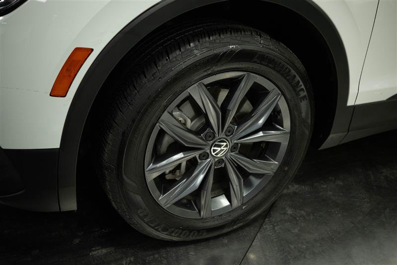 Used 2022 Volkswagen Tiguan SE w/ Panoramic Sunroof Package image 4