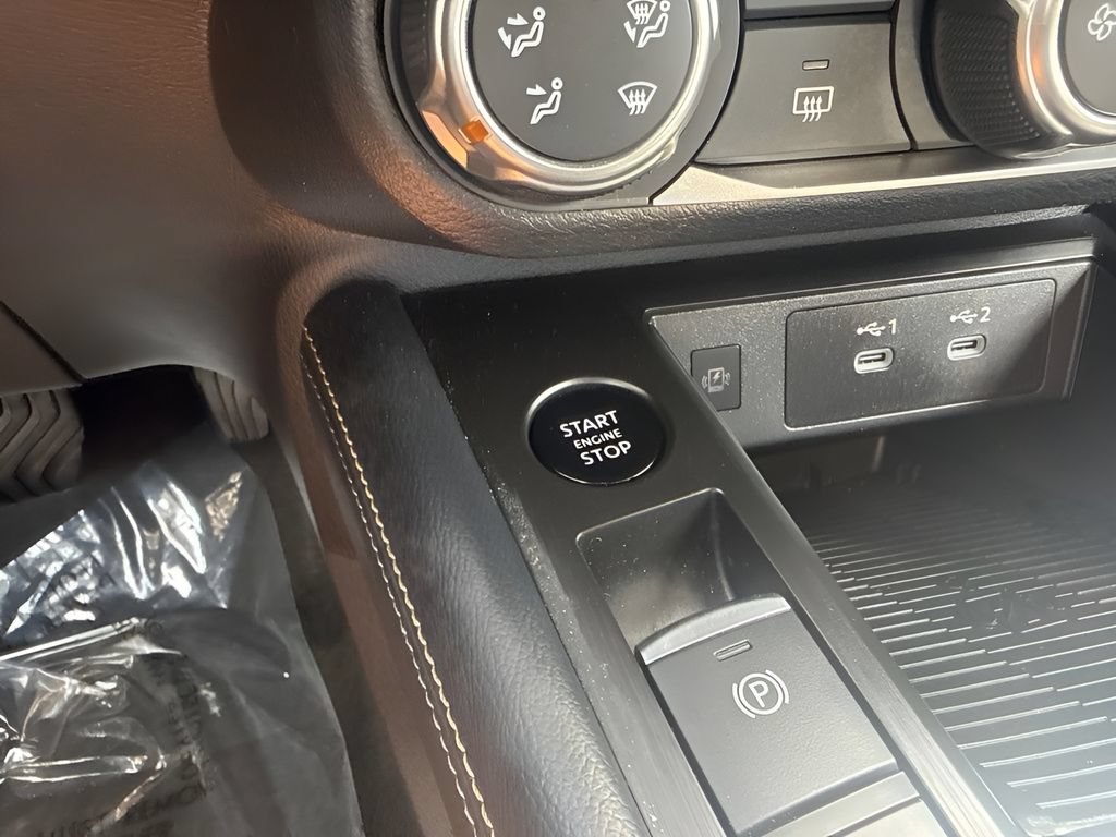 Used 2025 Nissan Kicks SV AWD/4WD image 13