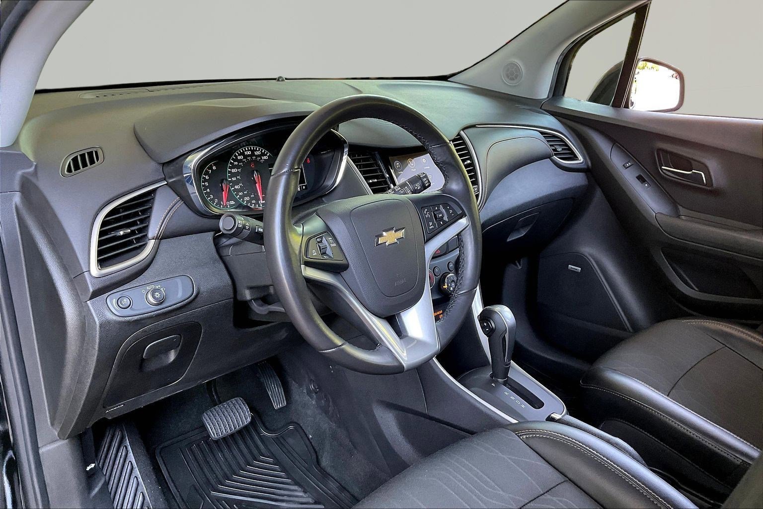 Used 2019 Chevrolet Trax LT w/ Sun & Sound Package AWD/4WD image 16
