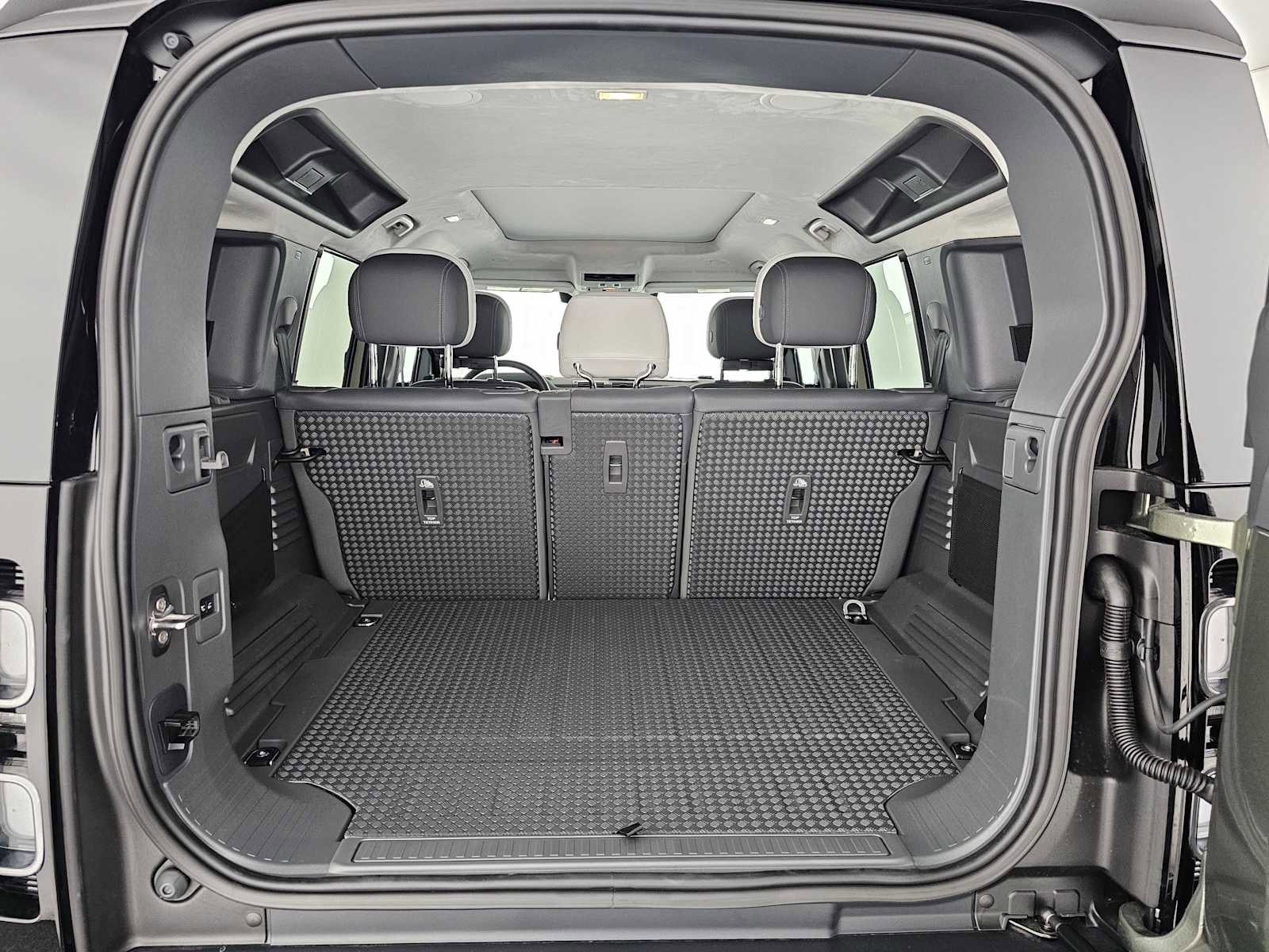 New 2025 Land Rover Defender 110 X image 9
