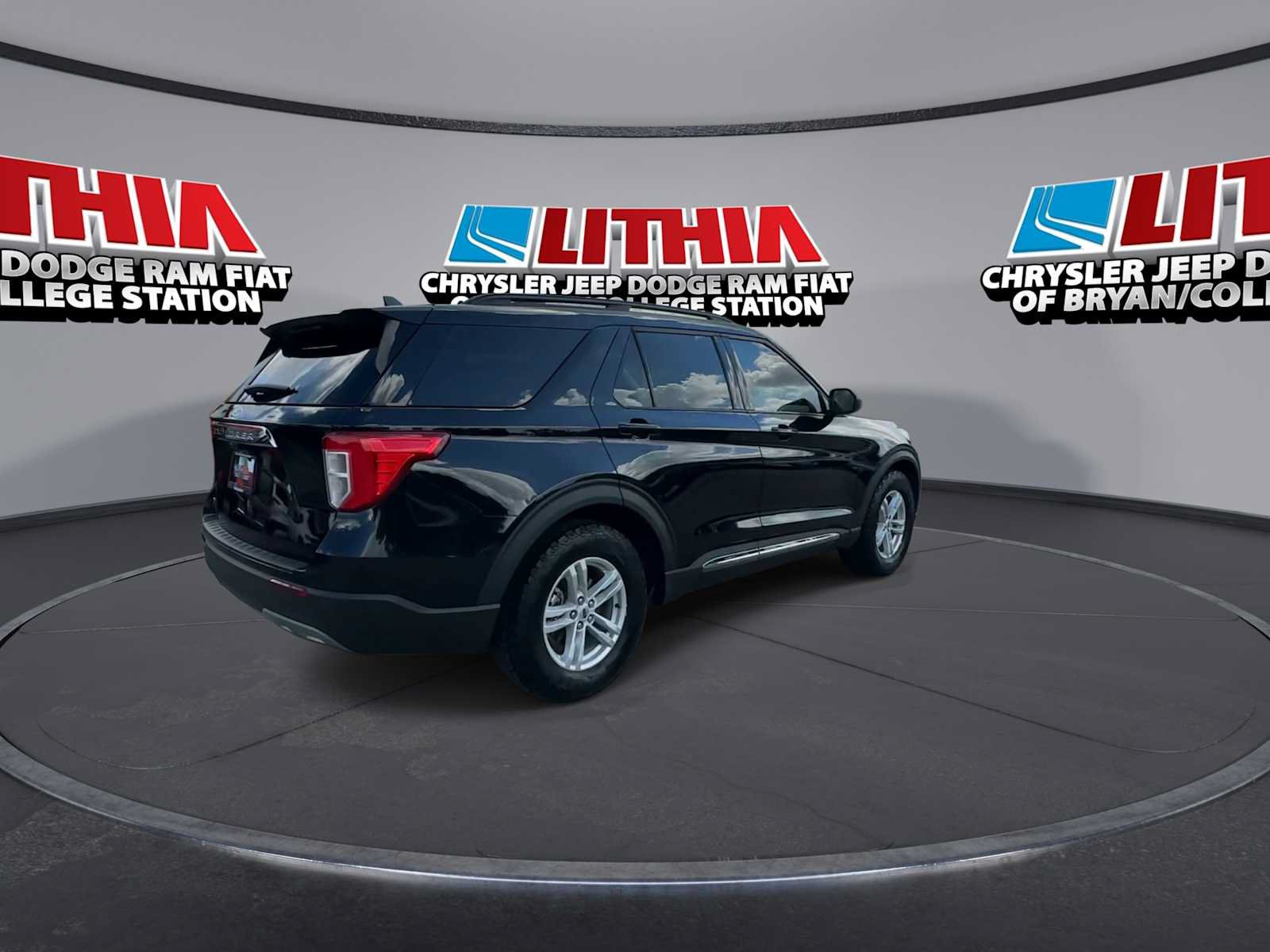 Used 2024 Ford Explorer XLT w/ Equipment Group 202A RWD image 8