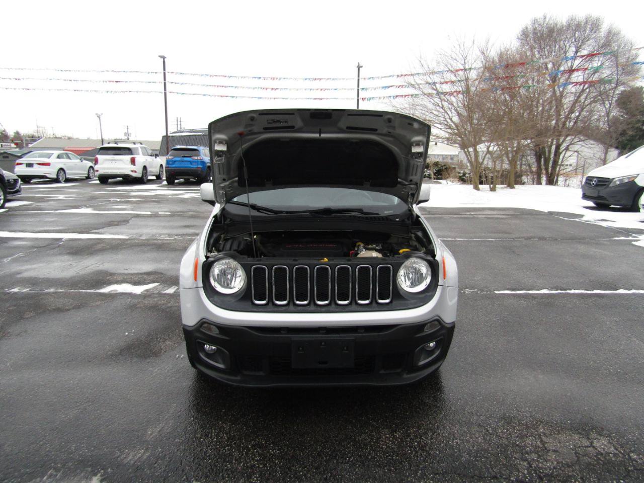 Used 2018 Jeep Renegade Latitude w/ Cold Weather Group FWD image 28