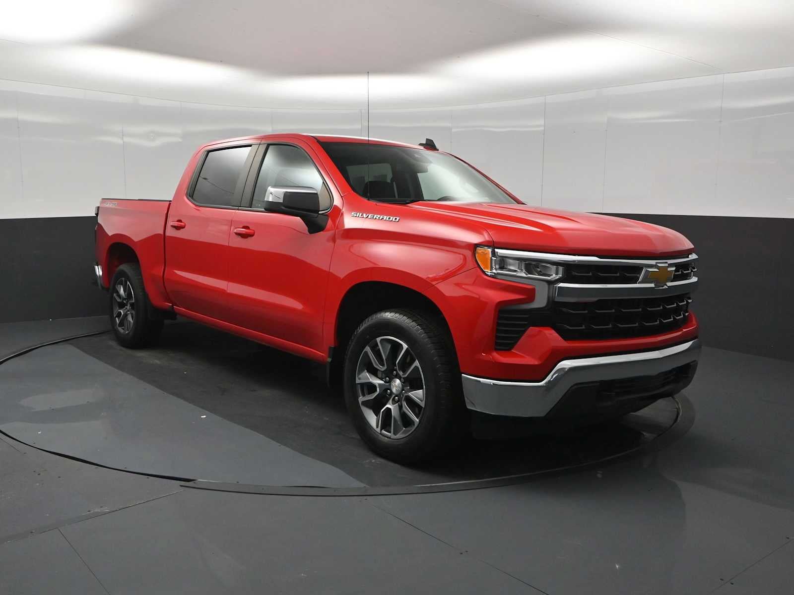 Used 2023 Chevrolet Silverado 1500 LT AWD/4WD image 2