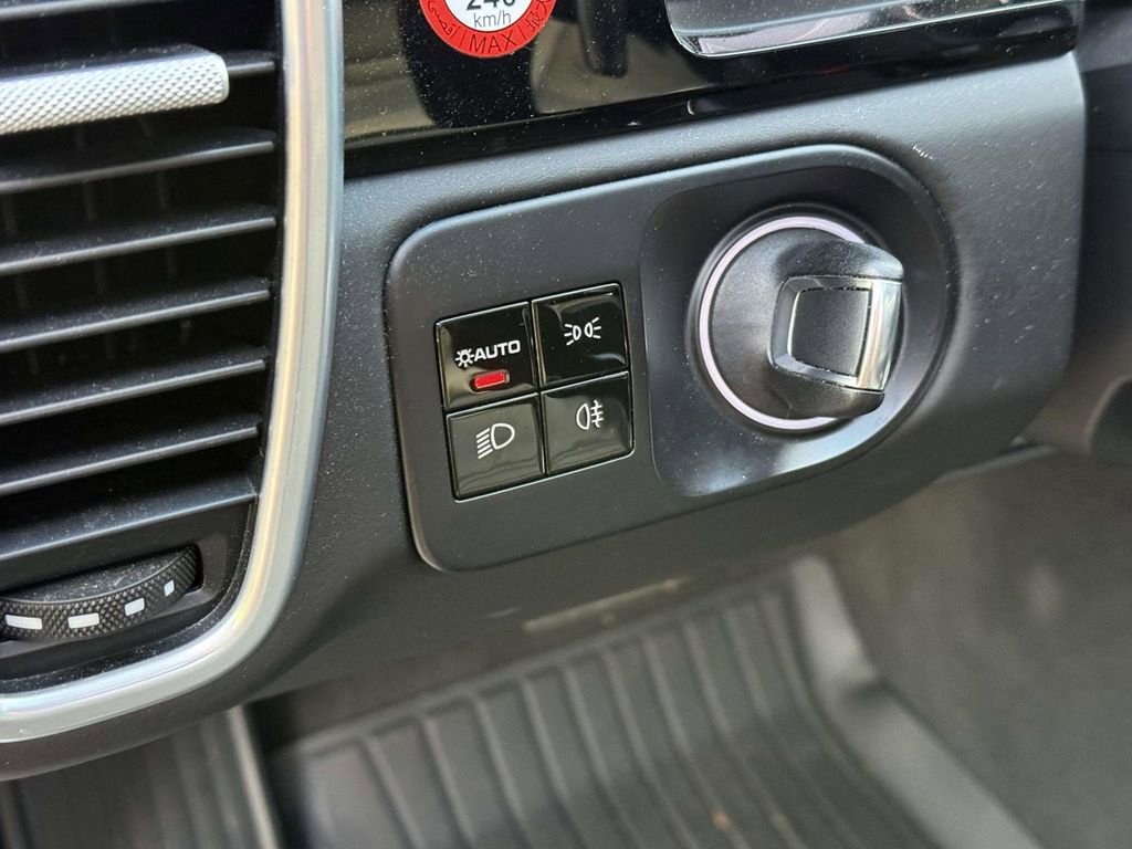 Used 2020 Porsche Cayenne Turbo image 21