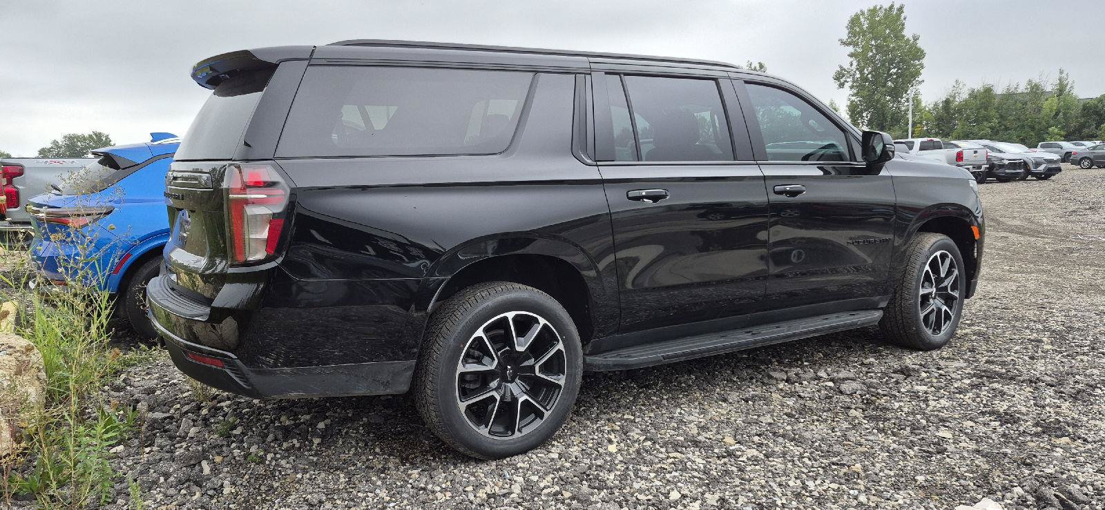 Used 2024 Chevrolet Suburban RST w/ Luxury Package AWD/4WD image 3
