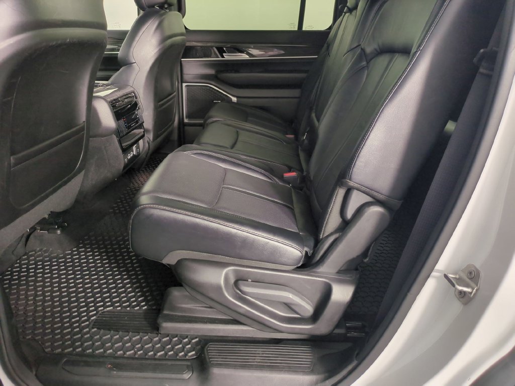 Used 2022 Jeep Wagoneer Series III AWD/4WD image 29