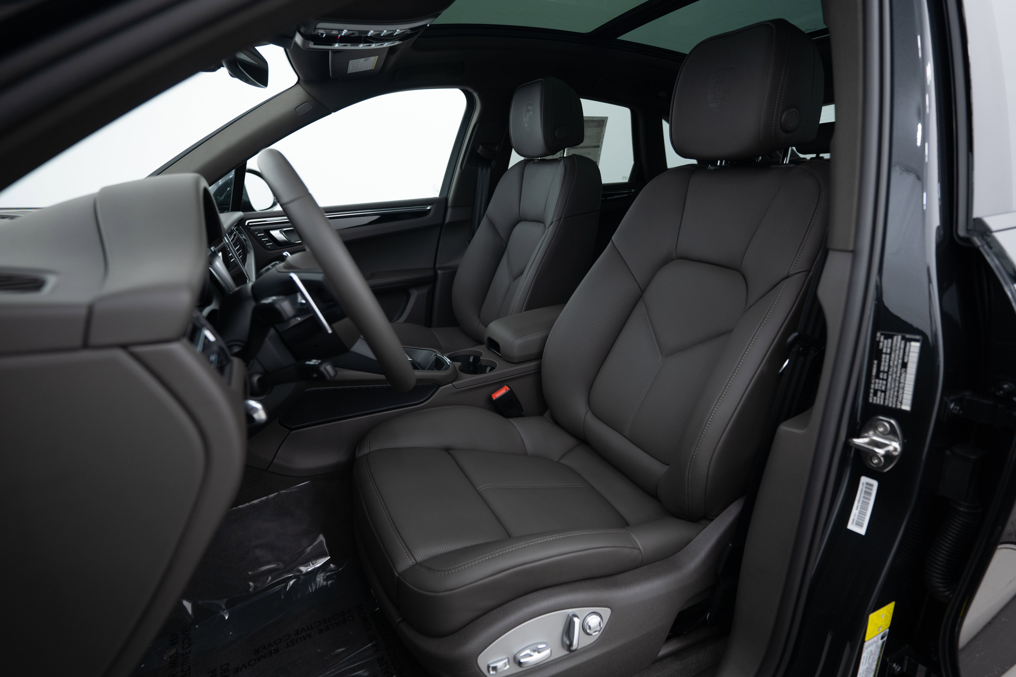 Certified 2025 Porsche Macan image 5