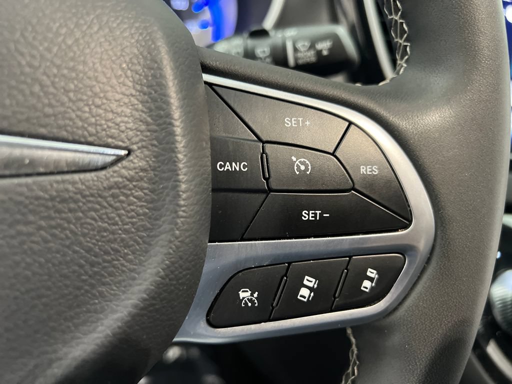 Used 2025 Chrysler Pacifica Select FWD image 62