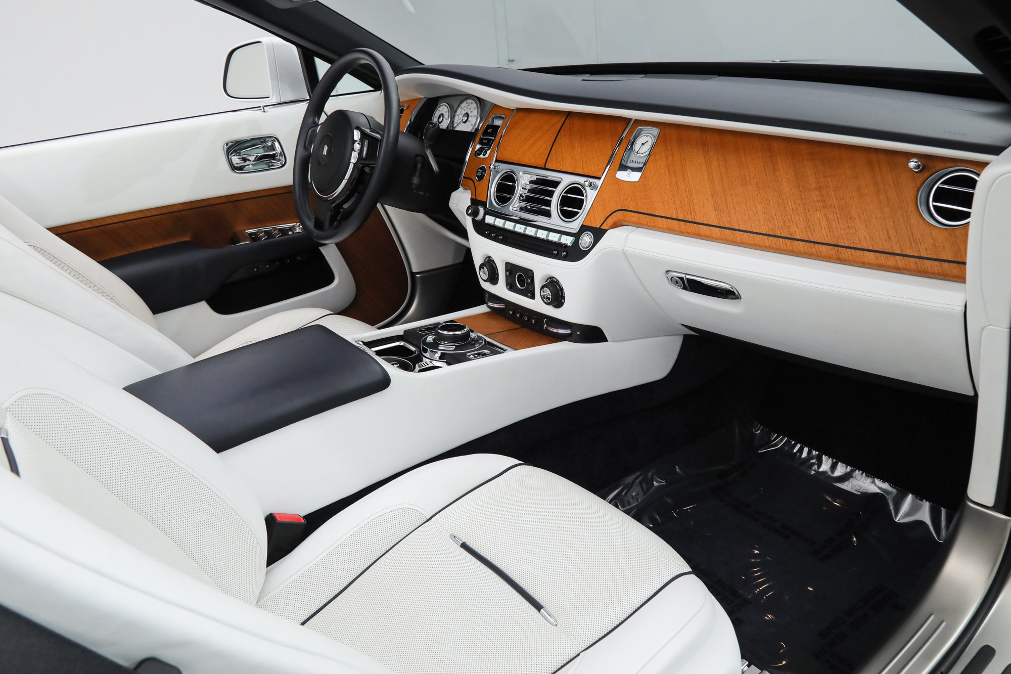 Used 2017 Rolls-Royce Dawn RWD image 25