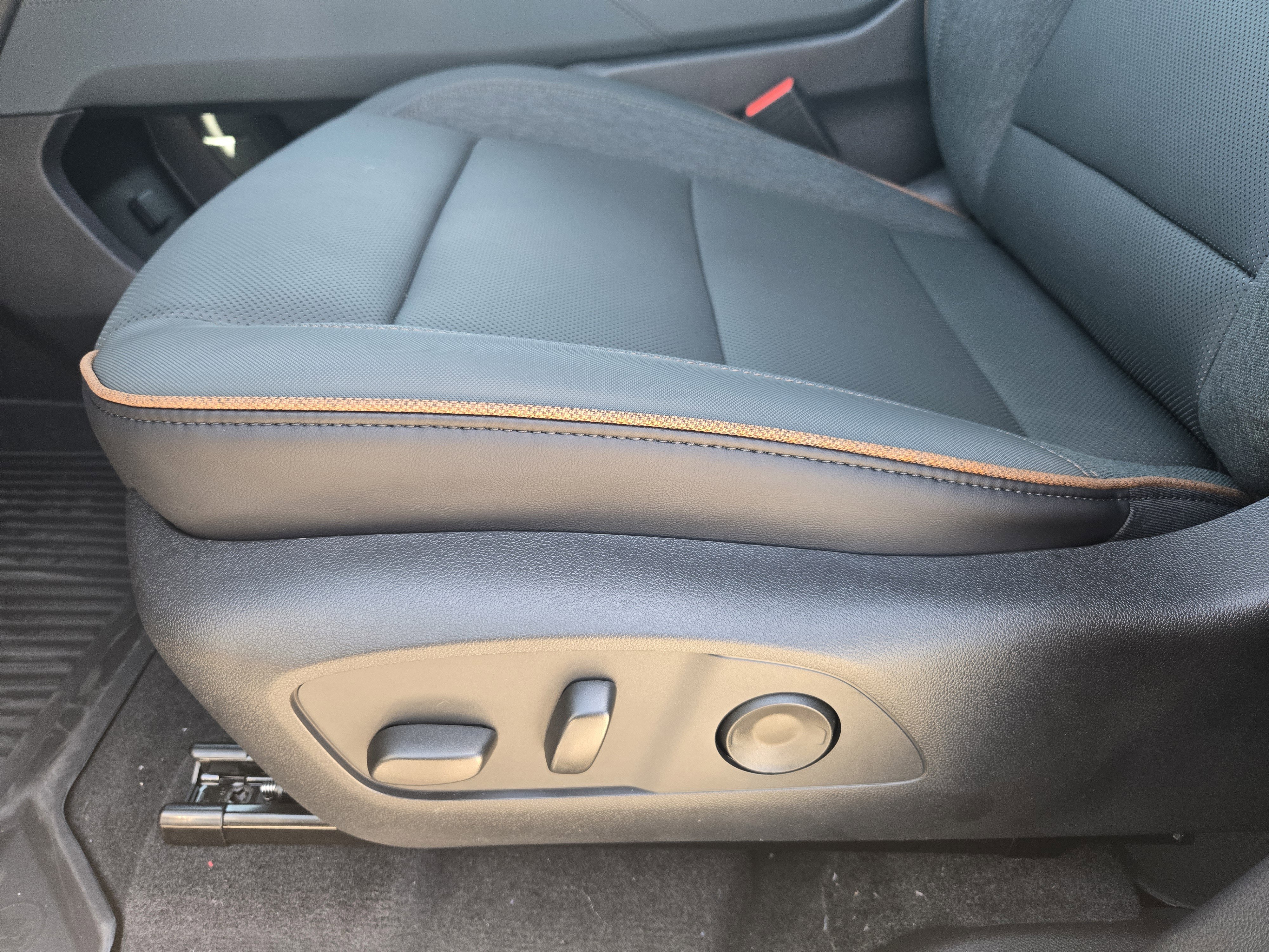 New 2026 GMC Acadia AT4 w/ Luxury Package image 17