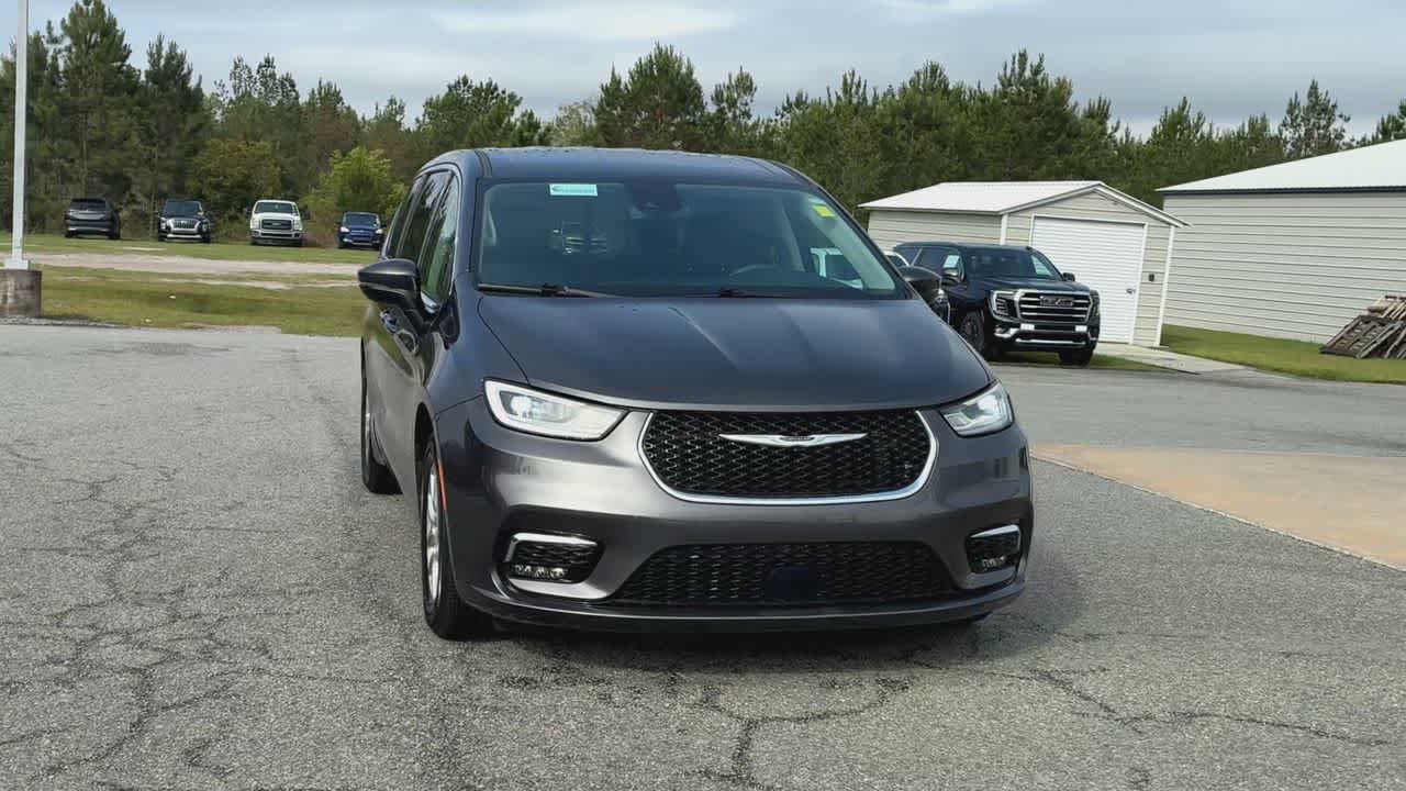 Used 2023 Chrysler Pacifica Touring-L FWD image 3