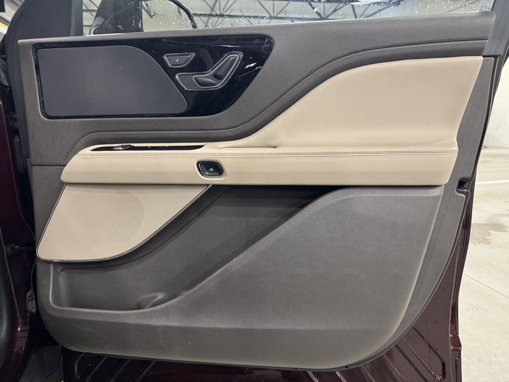 Used 2022 Lincoln Aviator AWD w/ Premium Package image 17