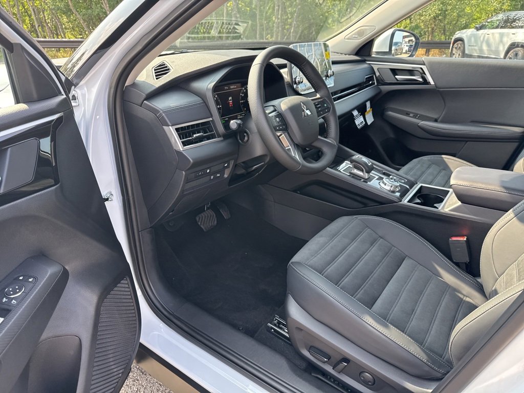 New 2025 Mitsubishi Outlander SE image 41