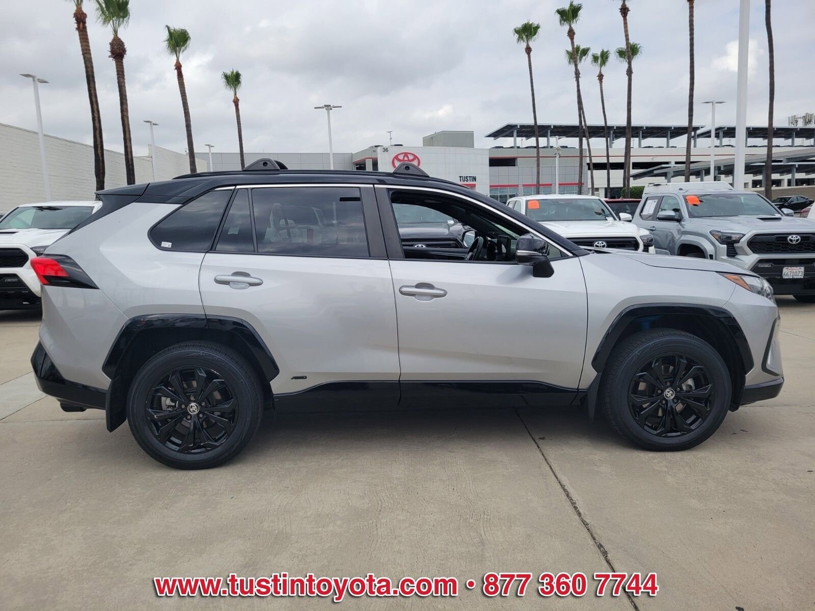 Used 2023 Toyota RAV4 XSE AWD/4WD image 3