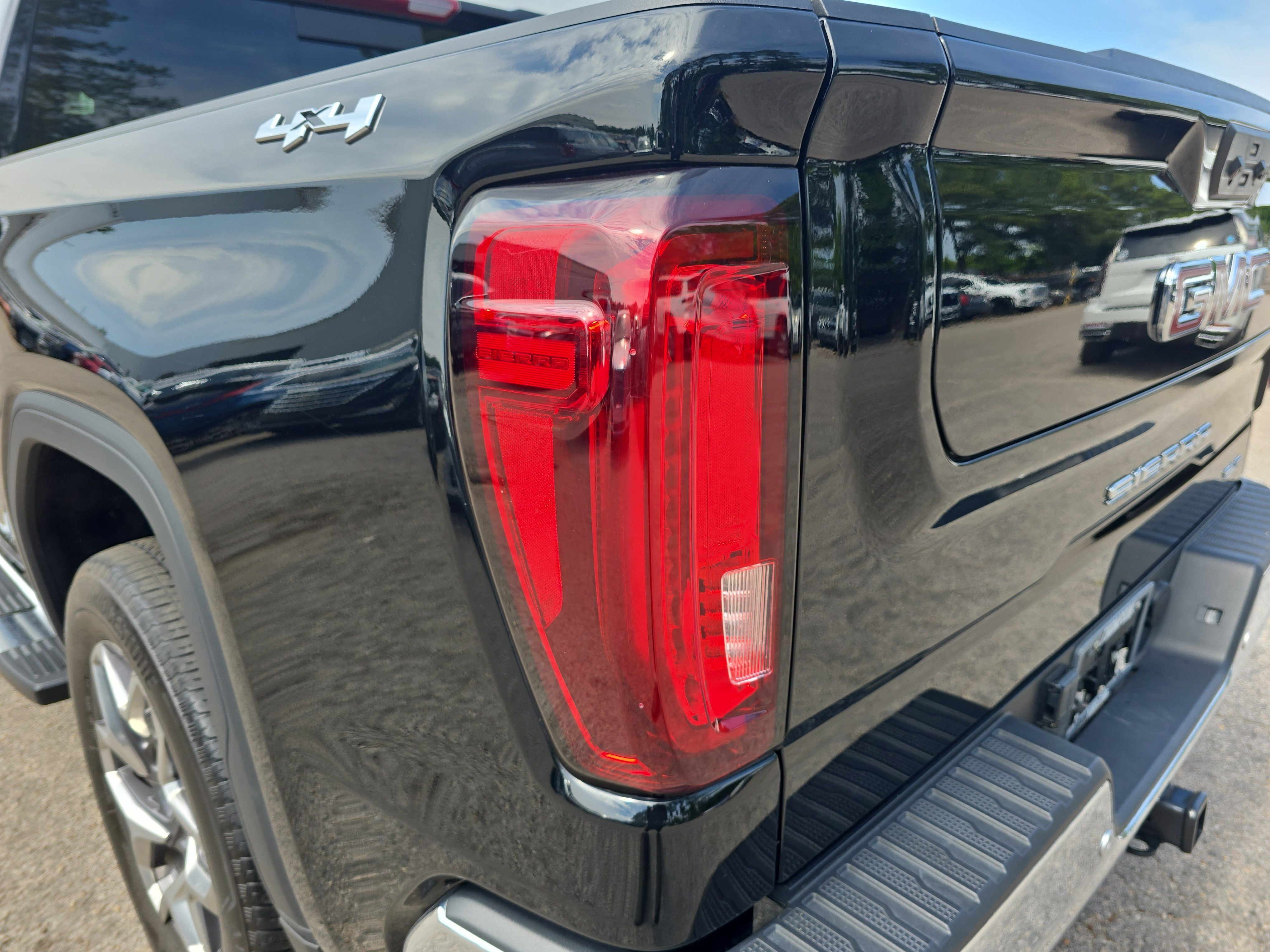 Used 2024 GMC Sierra 1500 SLT w/ SLT Premium Plus Package AWD/4WD image 34