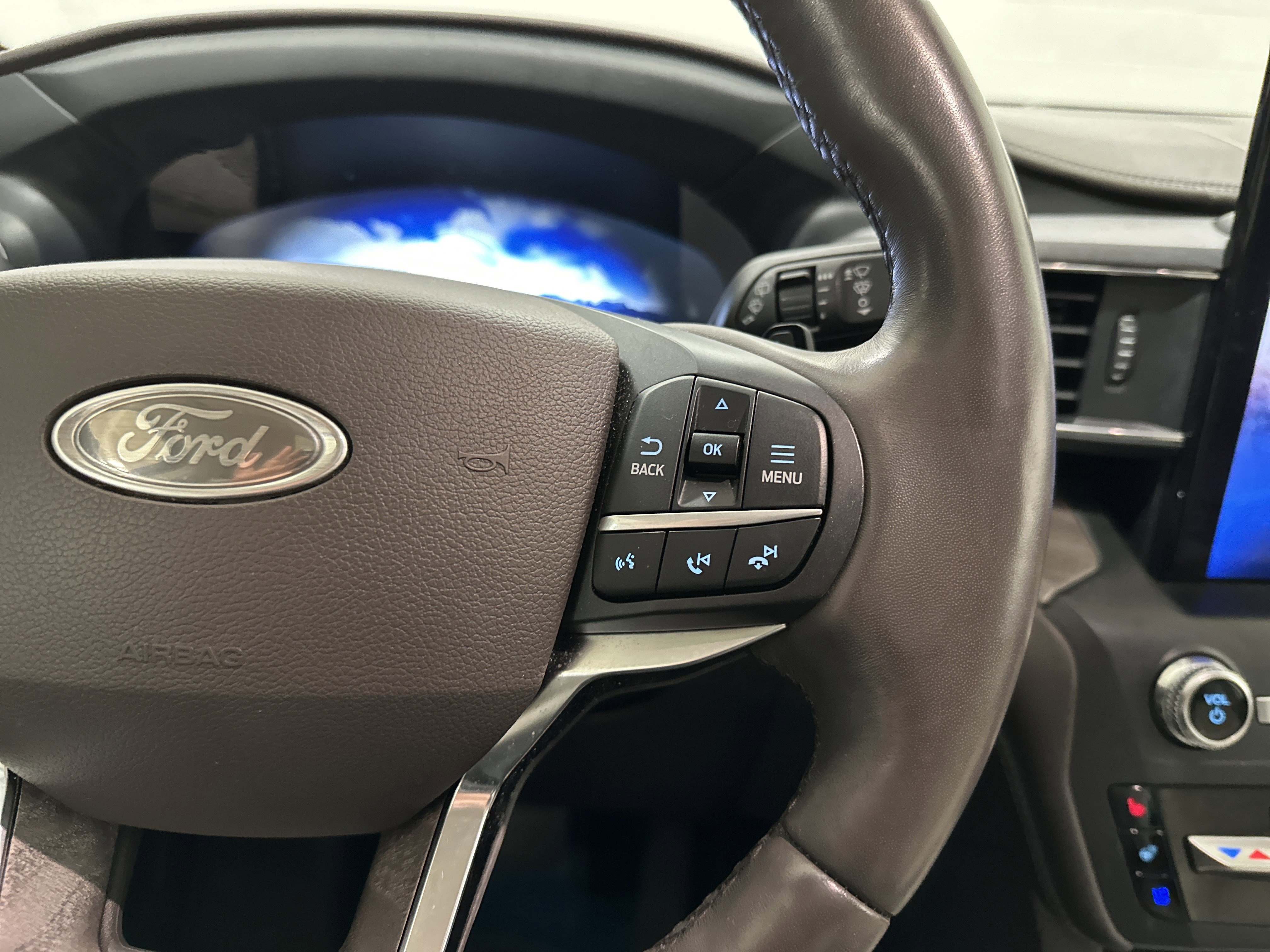 Used 2020 Ford Explorer Platinum w/ Premium Technology Package image 20