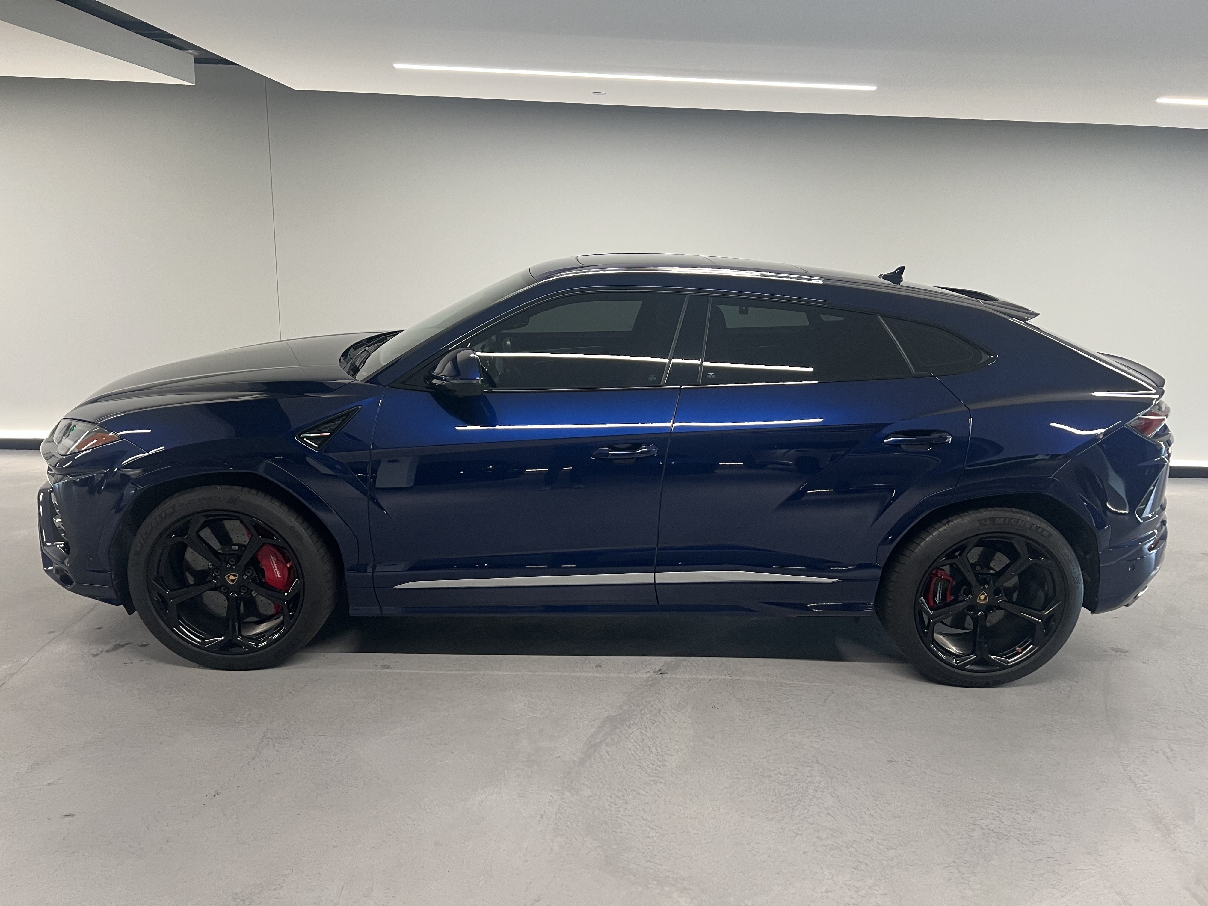 Used 2019 Lamborghini Urus AWD/4WD image 3