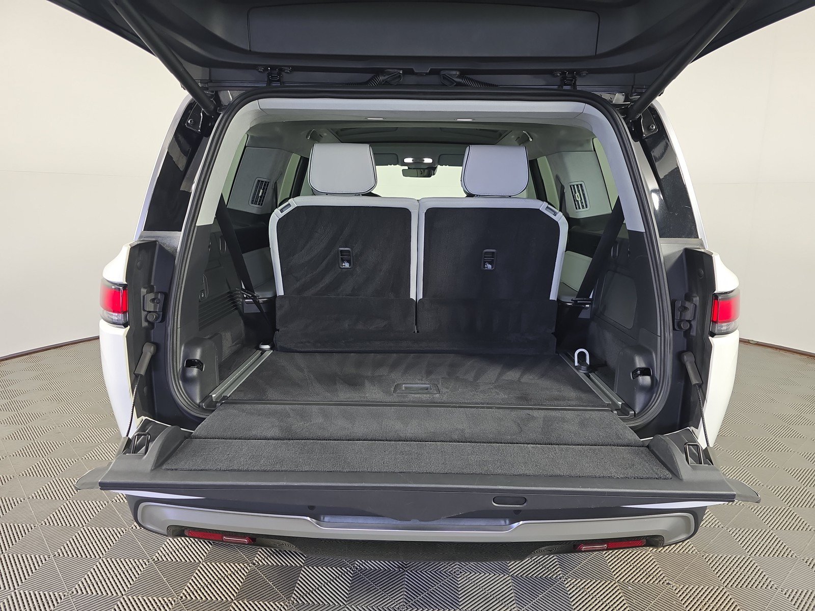 Used 2024 Rivian R1S Adventure AWD/4WD image 15
