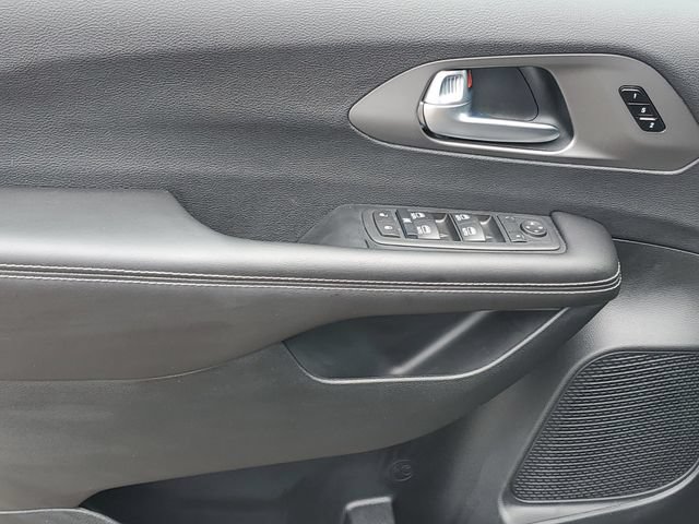 New 2027 Chrysler Pacifica Select AWD/4WD image 16