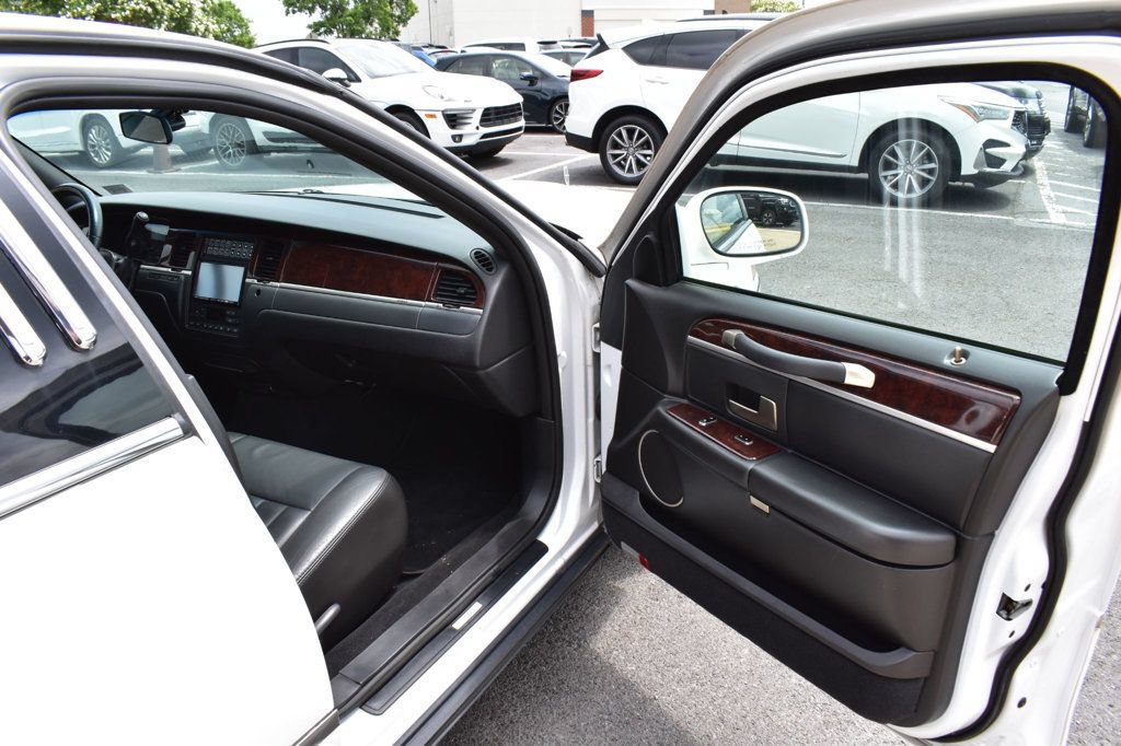 Used 2007 Lincoln Town Car Executive RWD image 16