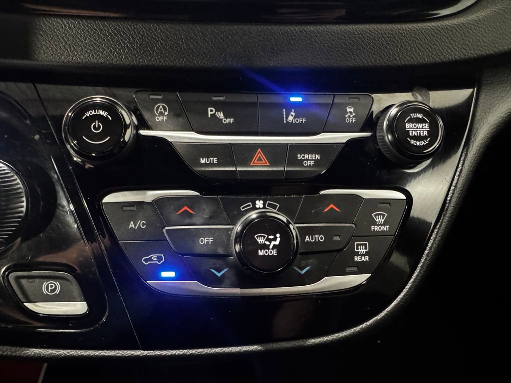 Used 2025 Chrysler Pacifica Select FWD image 34