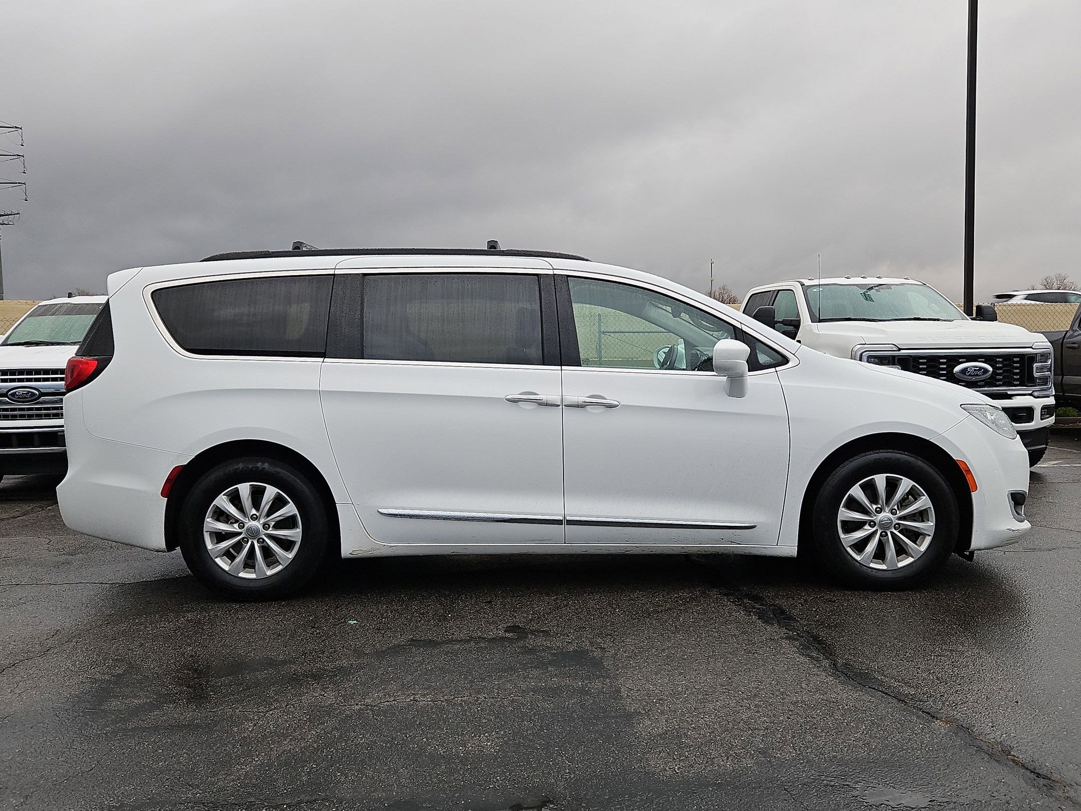 Used 2017 Chrysler Pacifica Touring-L image 2