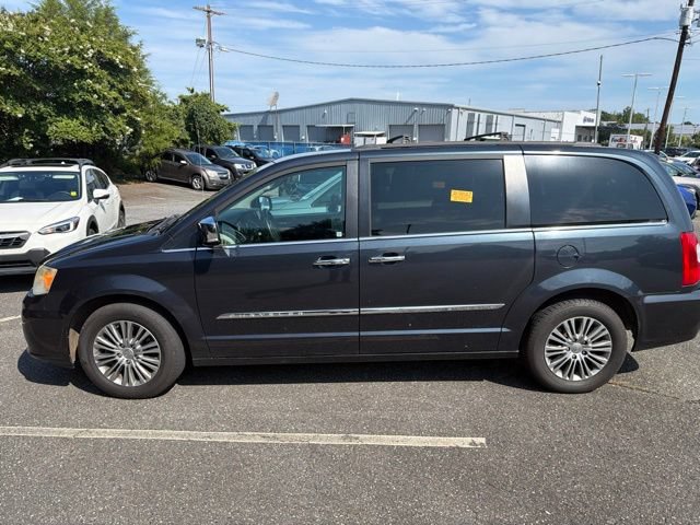 Used 2014 Chrysler Town & Country Touring-L w/ Driver Convenience Group FWD image 8